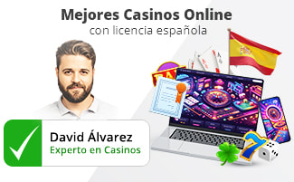 Imagen del autor David Álvarez al lado de la bandera de España, un portátil y fichas de casino apiladas
