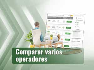 Hombre frente a una pantalla grande comparando casas de apuestas con MMA.