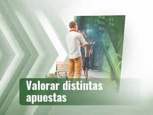 Apostador de pie delante de una pantalla grande valorando distintas apuestas a MMA en España.