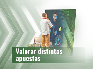 Un hombre observando un partido donde apostar a pádel en una pantalla.