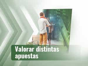 Persona viendo en una pantalla una pelea de la UFC.