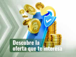 Hombre sentado observando un cartel de una ruleta gigante.