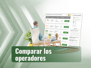 Hombre viendo una tabla de comparación de casas de apuestas a Carlos Alcaraz