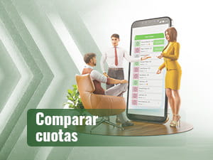 Hombre observando una presentación de dos personas sobre licencias de seguridad