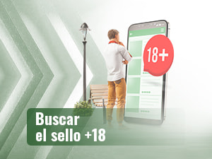 Una persona mira una guía de apuestas deportivas legales en una gran pantalla.