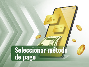 Un hombre posa junto a una tarjeta bancaria de grandes dimensiones.
