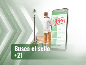 Hombre observando una pantalla gigante con nuestro análisis sobre apuestas deportivas en Michigan.