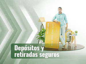 Un hombre posa junto a una tarjeta bancaria antes de depositar en uno de los mejores casinos online de Ecuador.