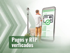 Un hombre seleccionando el método de pago desde el celular en un casino online nuevo.