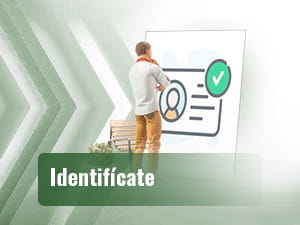 Hombre de pie mirando una pantalla de verificación de identidad