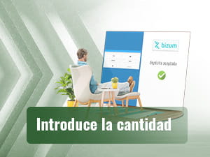 Hombre sentado mirando a un cartel de Bizum gigante