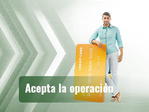 Hombre apoyado en una tarjeta de crédito gigante