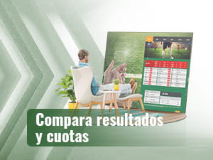 Un hombre frente a una pantalla comparando cuotas de la Kings League.