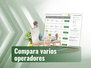 Hombre frente a una pantalla comparando casas de apuestas de la Kings League Américas.