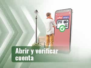 Hombre abriendo y verificando su cuenta en casinos con Redcompra