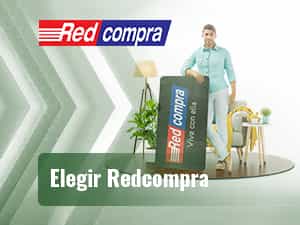 Hombre apoyado en una tarjeta de Redcompra