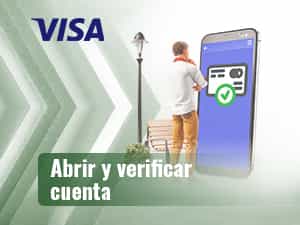 Hombre abriendo y verificando su cuenta en casinos con Visa