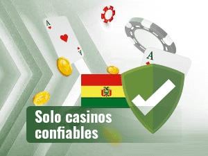 Escudo verde con una marca de verificación blanca y al fondo de la imagen, la bandera de Bolivia, cartas, fichas y monedas.