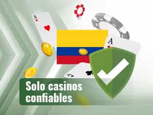 Escudo verde con una marca de verificación blanca y al fondo de la imagen, la bandera de Colombia, cartas, fichas y monedas.