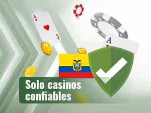 Escudo verde con una marca de verificación blanca y al fondo de la imagen, la bandera de Ecuador, cartas, fichas y monedas.