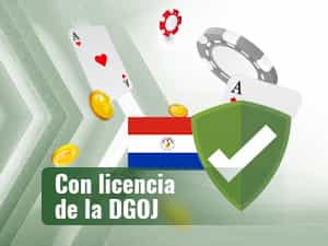 Escudo verde con una marca de verificación blanca y al fondo de la imagen, la bandera de Paraguay, cartas, fichas y monedas.