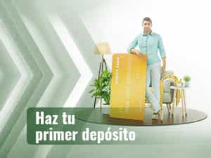 Hombre junto a una tarjeta de crédito gigante