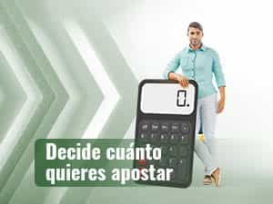 Un hombre de pie junto a una calculadora de gran tamaño.