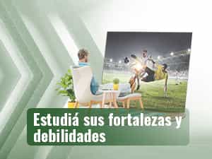 Espectador viendo jugar a dos futbolistas en una pantalla para hacer apuestas de fútbol en directo.