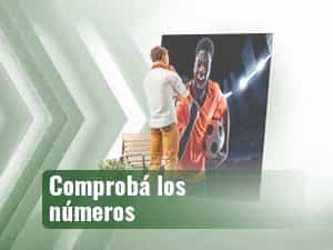 Espectador de pie observando la imagen de un futbolista en una pantalla para apostar en fútbol.