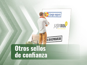 Un hombre mira diversos sellos legales de casas de apuestas españolas en un panel de gran tamaño.