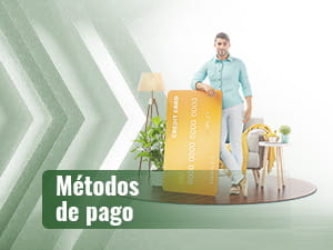 Hombre apoyado sobre una tarjeta de crédito gigante