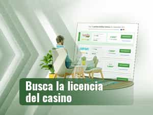 Hombre sentado mirando un listado de casinos en Monterrey con licencia.