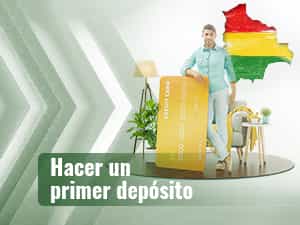Hombre apoyado en una tarjeta de crédito gigante