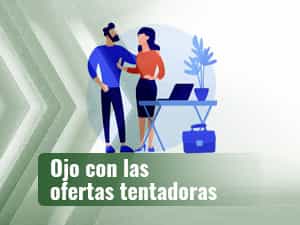 Dos personas junto a un ordenador portátil hablando sobre fraudes en las apuestas deportivas.