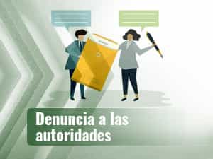 Dos personas tramitando una denuncia de una estafa en apuestas deportivas.