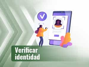 Una persona ante una pantalla verificando su identidad para prevenir fraudes por internet.