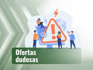 Grupo de personas analizando sobre una pantalla de ordenador posibles estafas online.