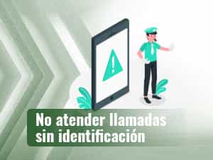 Un agente de tráfico que hace el gesto de detener el movimiento delante de una pantalla móvil gigante.