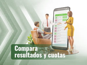 Hombre observando una presentación de dos personas sobre licencias de seguridad