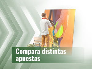 Hombre observando un cartel de tenis