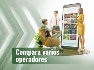 Hombre frente una pantalla eligiendo un operador con slots Megaways