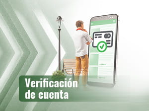 Hombre verificando su cuenta en una app de casino móvil.
