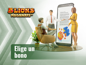 Dos personas presentan la slot 5 Lions Megaways a un hombre sentado.