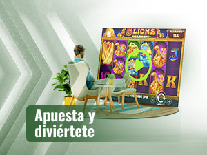 Una persona sentada en una silla jugando a 5 Lions Megaways en una gran pantalla.