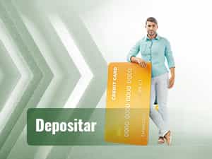 Hombre flanqueando una tarjeta de crédito