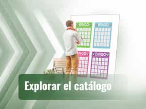 Hombre jugando al bingo en una página de bingo online