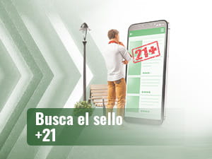Hombre observando una pantalla gigante con nuestro análisis sobre apuestas deportivas online.