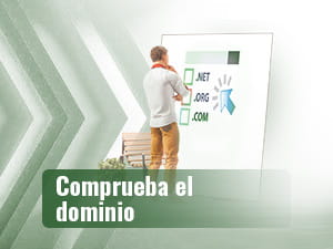 Dos personas mostrando a otra el resultado de un partido en una casa de apuestas deportivas online.