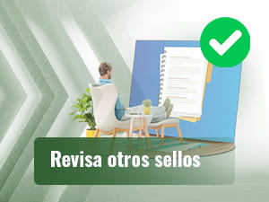 Un hombre observando un panel de grandes dimensiones con números, un balón y un campo de fútbol.