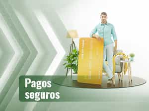 Hombre apoyado a una tarjeta de crédito, método de pago aceptado en los casinos online en Colombia.